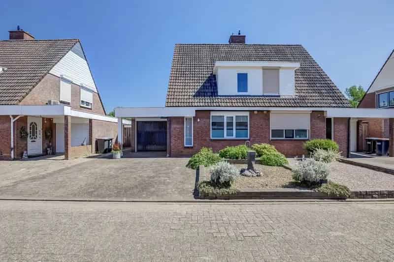 Tweekapper Steenbergen: Ruime gezinswoning met tuin en garage