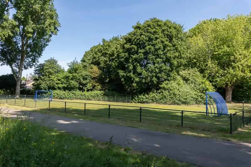 5 Slaapkamers Huis te Koop Hoogvliet Rotterdam