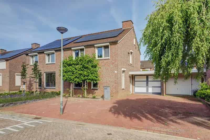 Tweekapper Baarlo - Ruime gezinswoning met garage en tuin