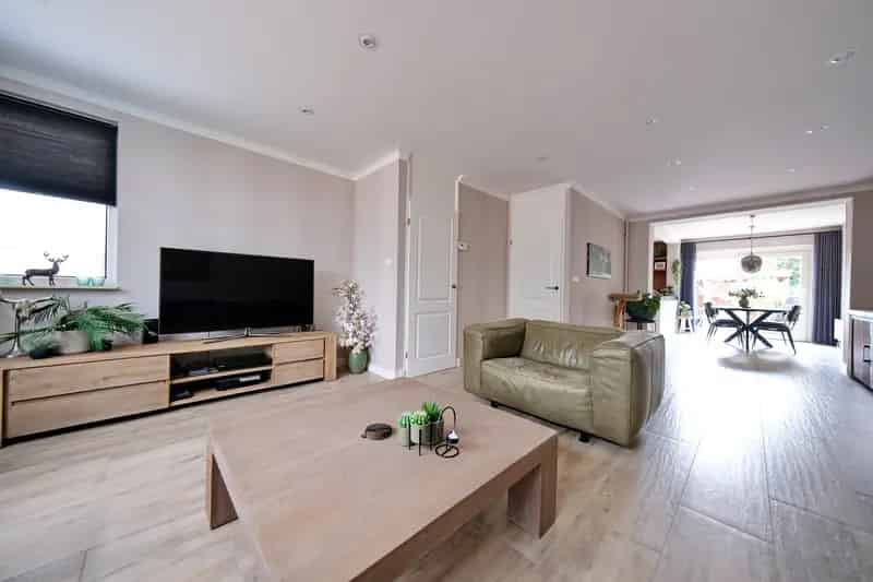 Te Koop: Ruime 4 Slaapkamers 2 Onder 1 Kapwoning Ede