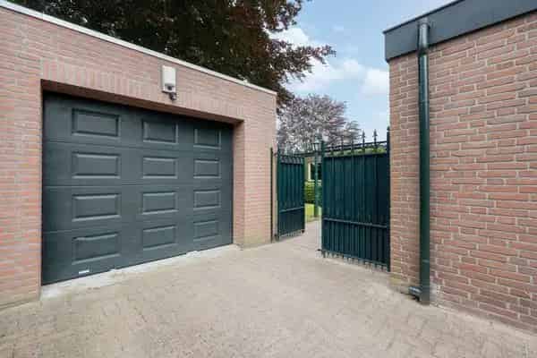 Vrijstaande woning Hoeven: Ruime tuin, 2 garages, 3 slaapkamers