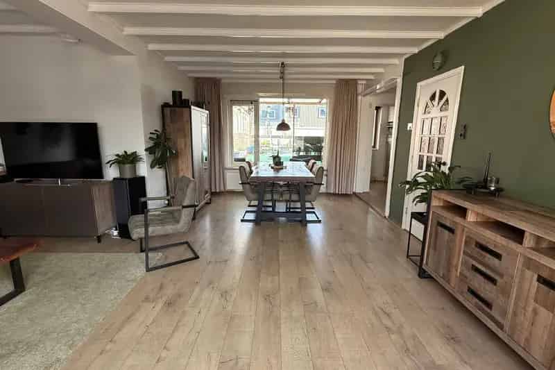 Huis te koop Bussum: Ruime eindwoning met bedrijfsruimte