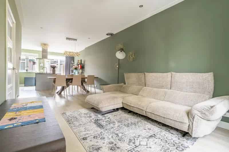 Huis te koop Hilversum: 7-kamer woning met souterrain en tuin