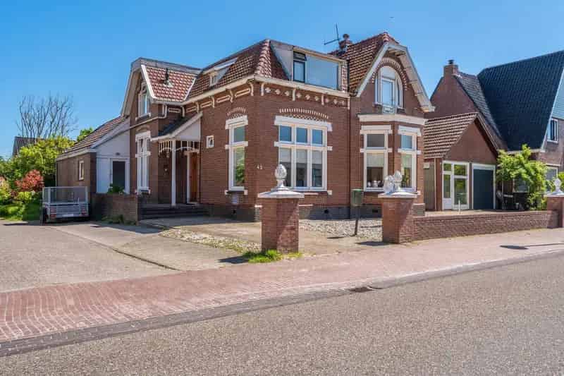 Vrijstaande herenwoning met bedrijfsgebouwen te Zuidbroek