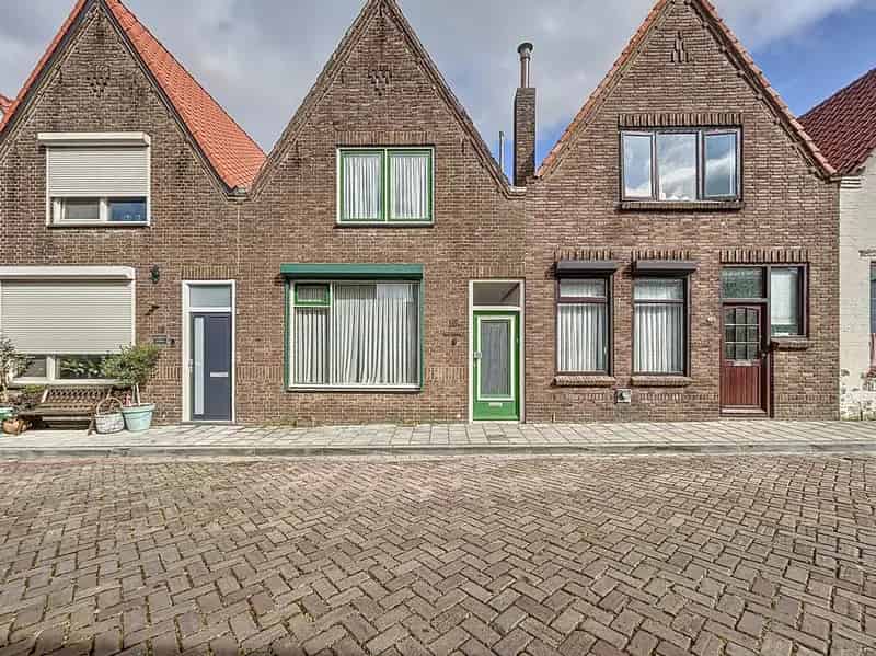 Te renoveren tussenwoning met 3 slaapkamers in Oostburg