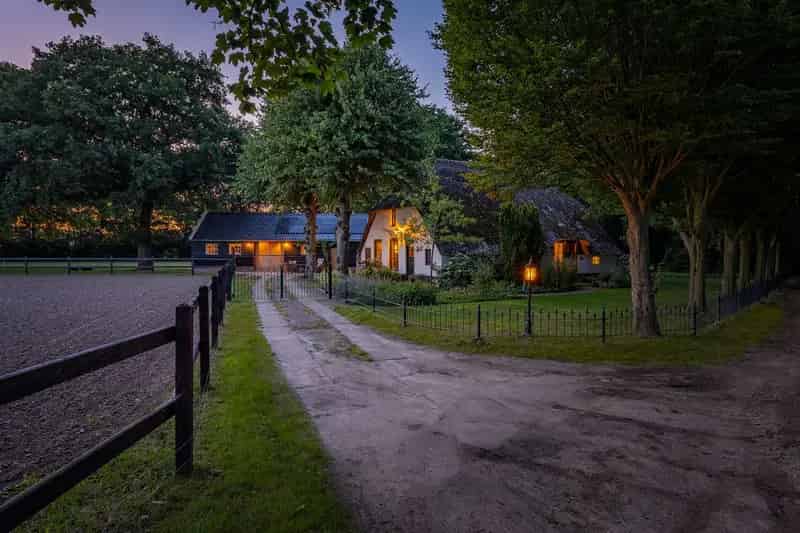 Rietgedekte Woonboerderij met Gastenverblijf en Paardenstallen te Epe