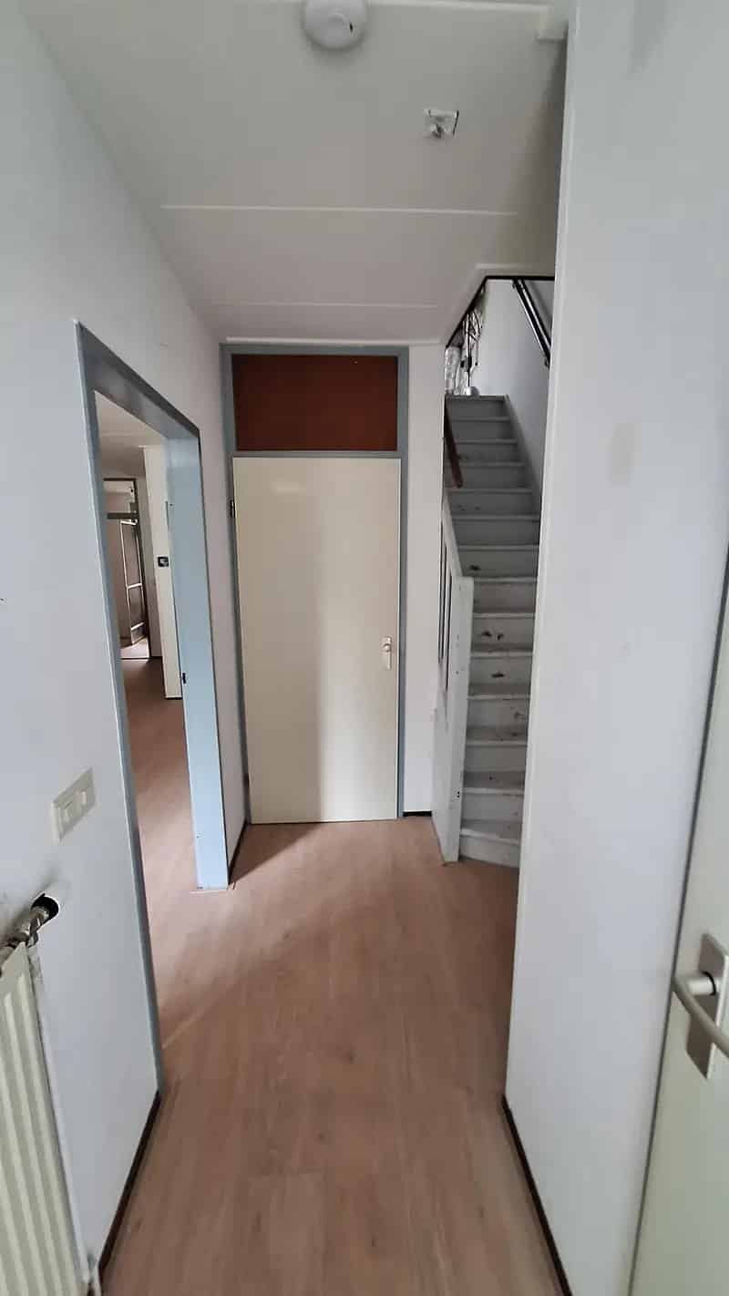 Molenhoek 28: Kleine Tussenwoning met Badkamer en Slaapkamer Beneden