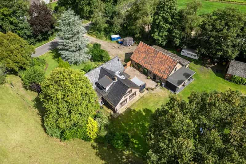 Huis te koop Otterlo: Landelijk wonen met twee wooneenheden en paardenstallen