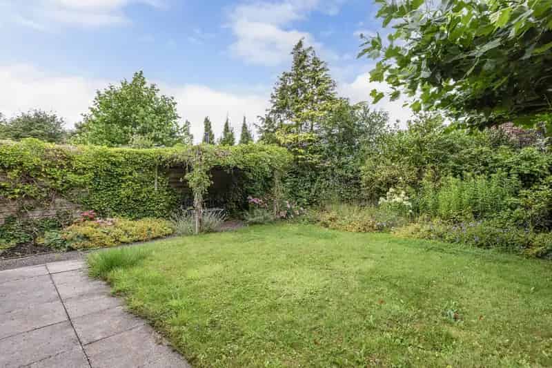Semi-bungalow Dronryp: Slaapkamer begane grond, 3 slaapkamers boven, garage en tuin