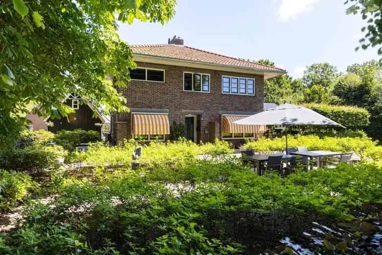 299m2 Horeca Pand Vierhuizen: Bed & Breakfast met Privéwoning