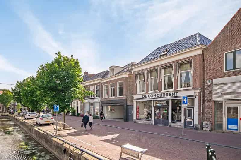 Winkelpand te koop Sneek: Statige winkel met bovenwoning en B&B potentie