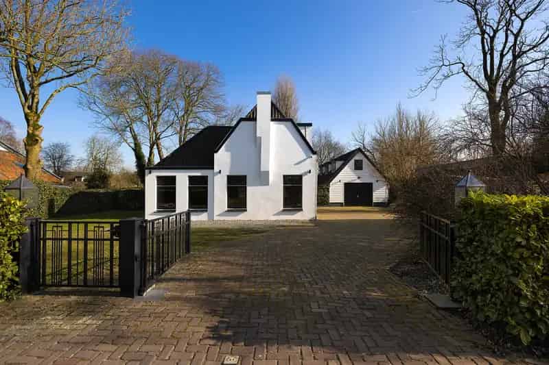 Vrijstaande Villa met Bijgebouw Loenersloot