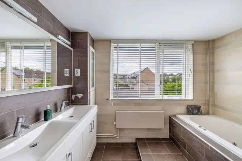 Hoekwoning Zaandam 3 slaapkamers luxe badkamer tuin garage