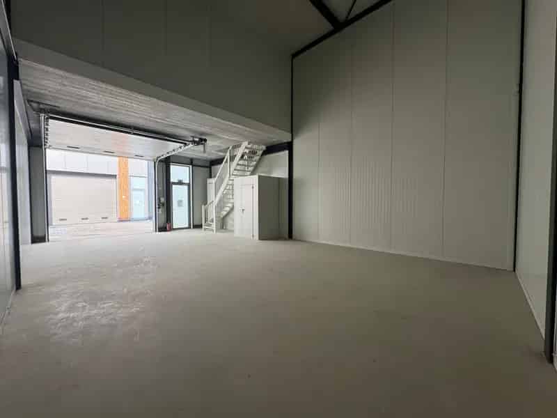 Bedrijfshal Maastricht Airport 85m2 Kantoor 42m2