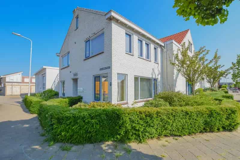 Bedrijfshal te koop of te huur Axel
