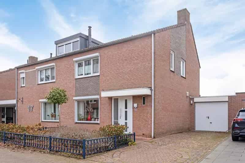Halfvrijstaande woning met garage Hout-Blerick