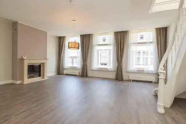 Luxe bovenwoning 115m2 in monumentaal pand Centrum