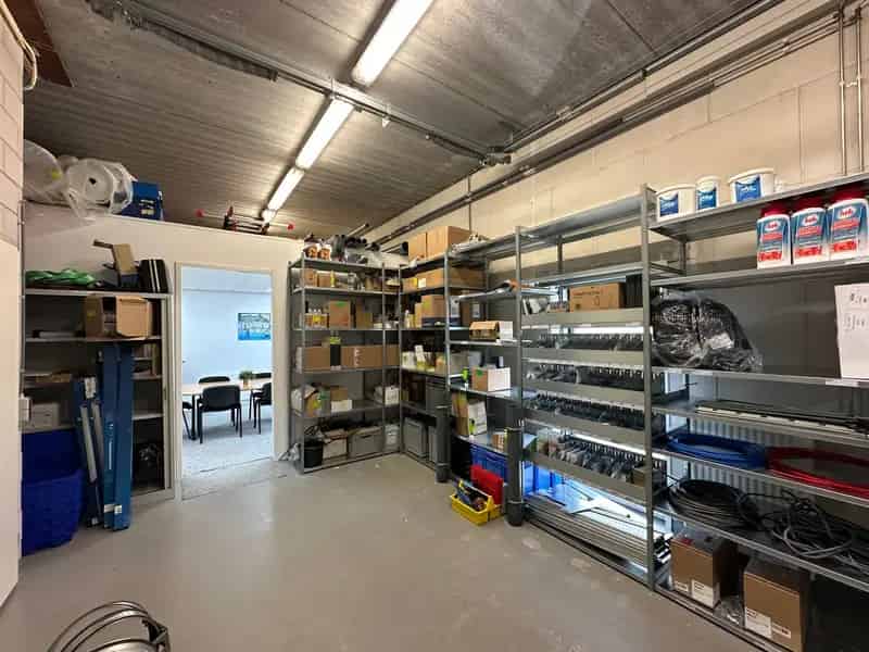 Bedrijfshal Alphen aan den Rijn te huur 124m2