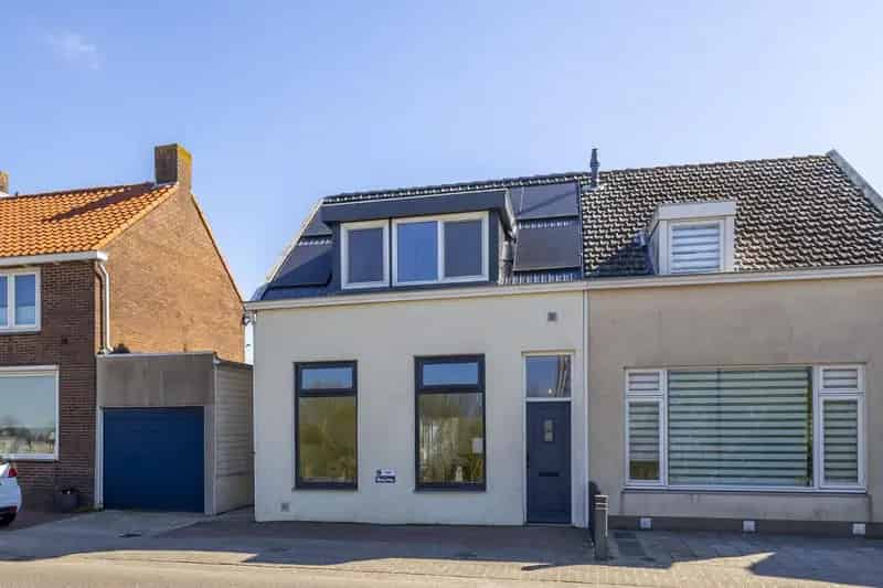 Gemoderniseerde 2-onder-1-kapwoning met 2 slaapkamers en 15 zonnepanelen