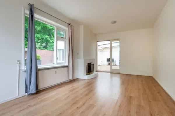 Vrijstaand huis met 2 woningen en garageboxen