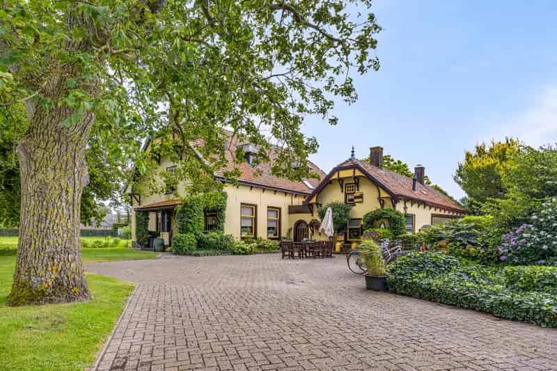 Dubbel Landhuis Zevenbergen 368m² 5380m² grond