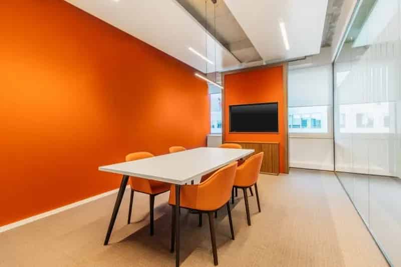 Coworking Ruimte: Moderne Bureaus met Gemeenschappelijke Ruimtes