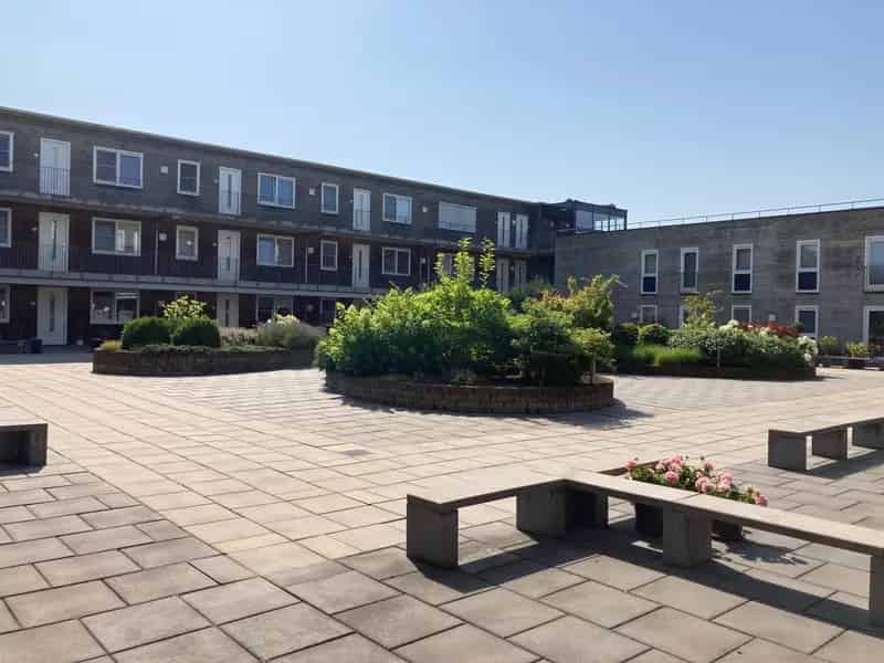 Homberg 2517: Nette woning met winkels en parkeerplaats