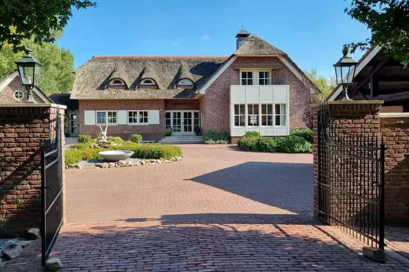 Luxe Landhuis met Zwembad en Paardenstallen te Koop