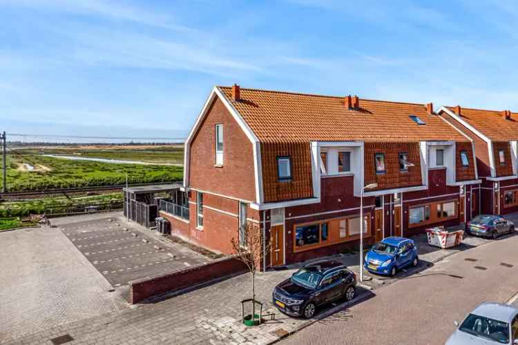Huis te koop Riouwstraat Wormerveer: Ruime 4 slaapkamer woning met tuin