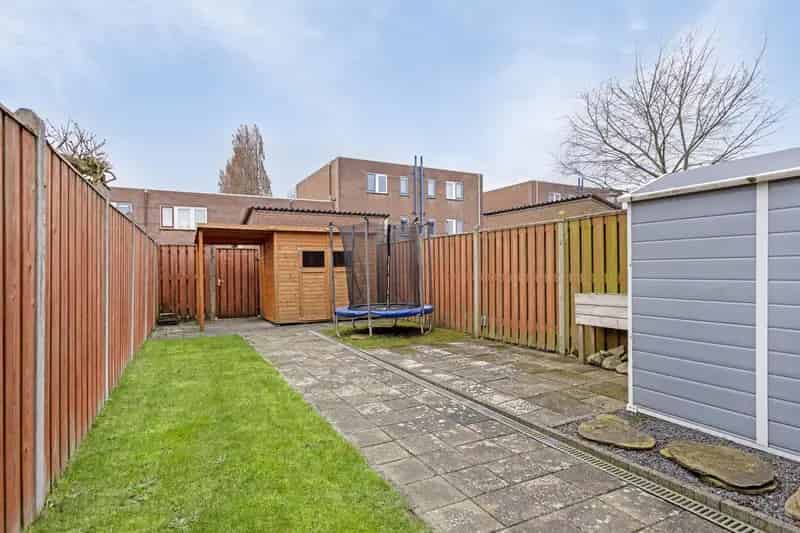 Te Koop: Ruime Middenwoning in De Hoef met Diepe Tuin