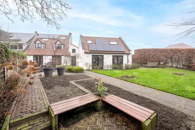 Gerenoveerde Dijkwoning met Bijgebouw en Diepe Tuin