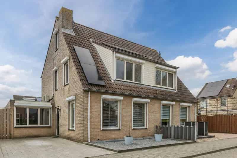 Instapklare 2-onder-1-kapwoning te Axel met 4 slaapkamers