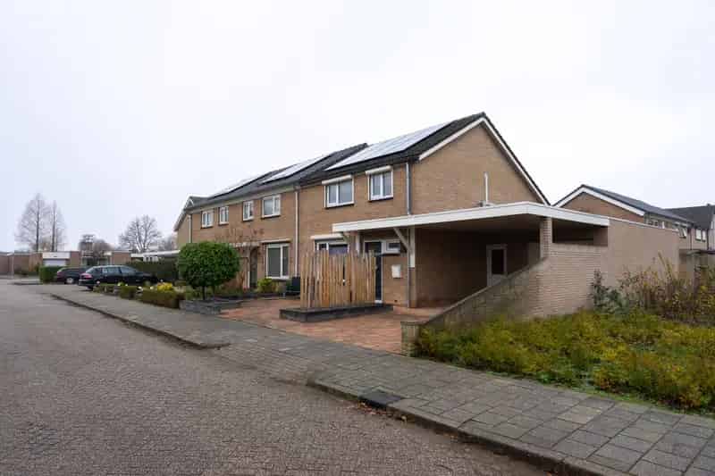 Hoekwoning Bemmel Ruime Tuin Garage Zonnepanelen Airco
