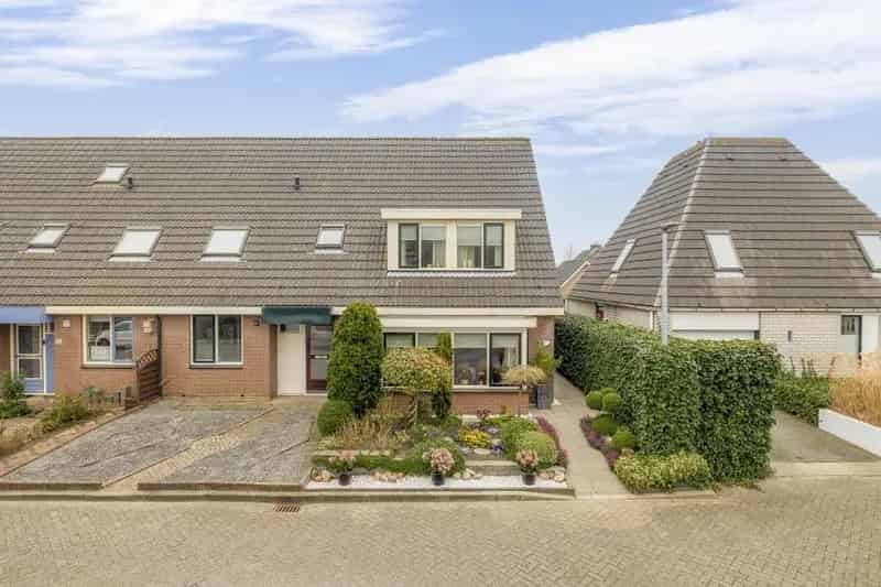 Huis Te Koop , 52, Narcissenpad, Stellendam, Zuid-Holland
