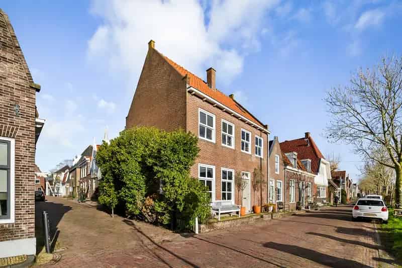 Huis te koop Nieuwehaven Edam: ruim herenhuis aan het water