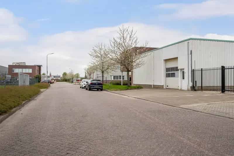 Bedrijfshal te huur Tholen: 173m² bedrijfsruimte 95m² verdieping