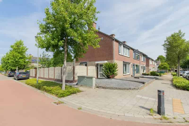 Ruime Hoekwoning 4 Slaapkamers Urmond Eigen Oprit Diepe Tuin
