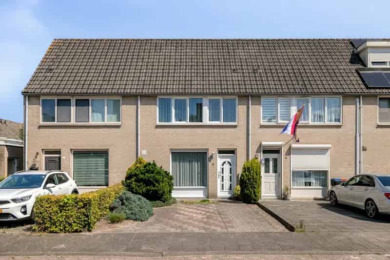 Huis te koop Tilburg Reeshof: Ruime woning met serre en tuin