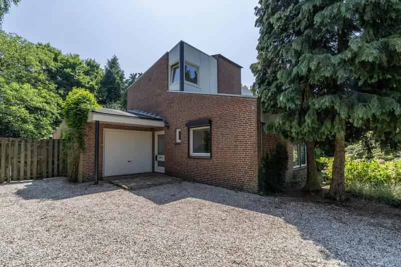 Ruime Jaren 70 woning Overloon veel potentie grote tuin