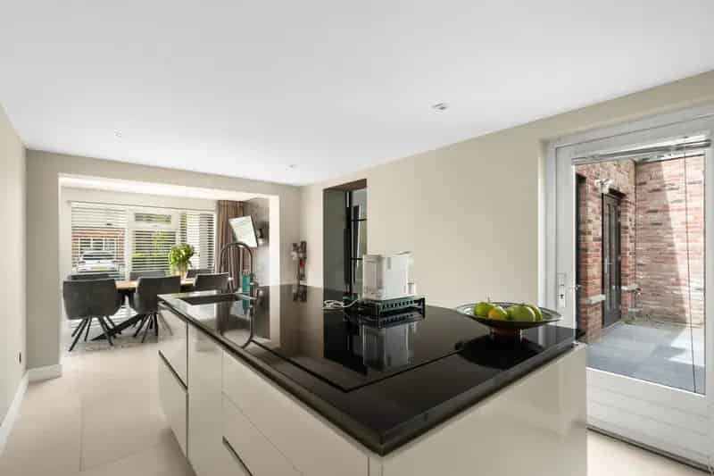 Ruime Tweekapper 5 Slaapkamers 2 Badkamers Houten