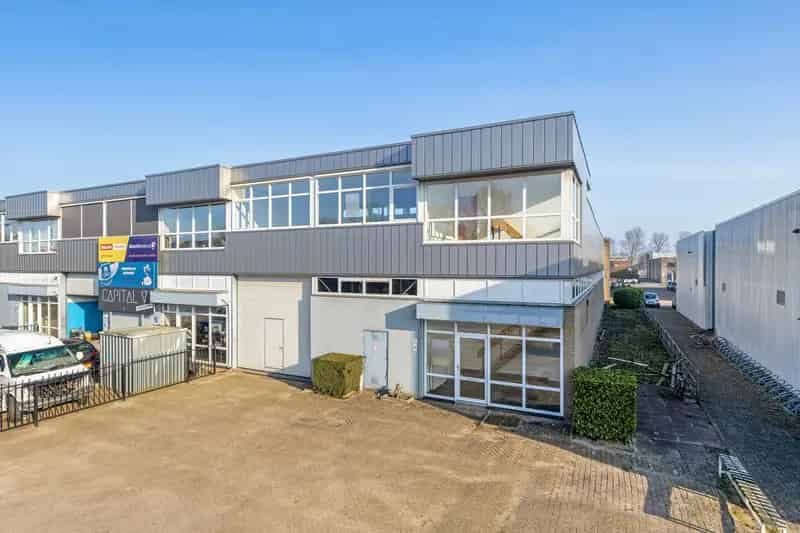 Bedrijfshal te Huur Oud-Beijerland 565m2 Kantoor 115m2