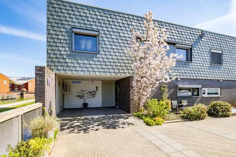 Luxe Waterwoning met 3 slaapkamers te koop