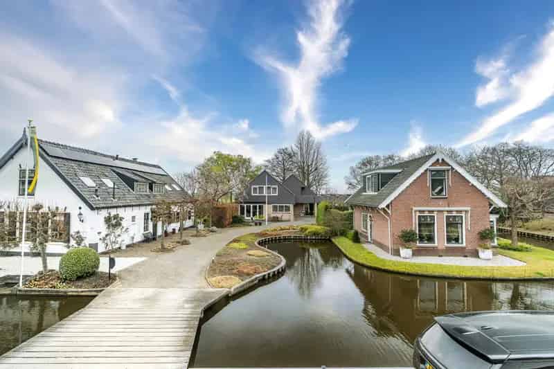 Ruim Hoekhuis Zoeterwoude-Dorp met 2 Appartementen en Garage