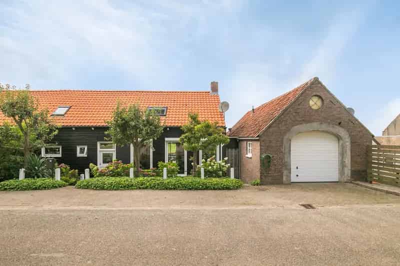 Dijkhuis met Wellness Sauna Garage en Extra Woonruimte