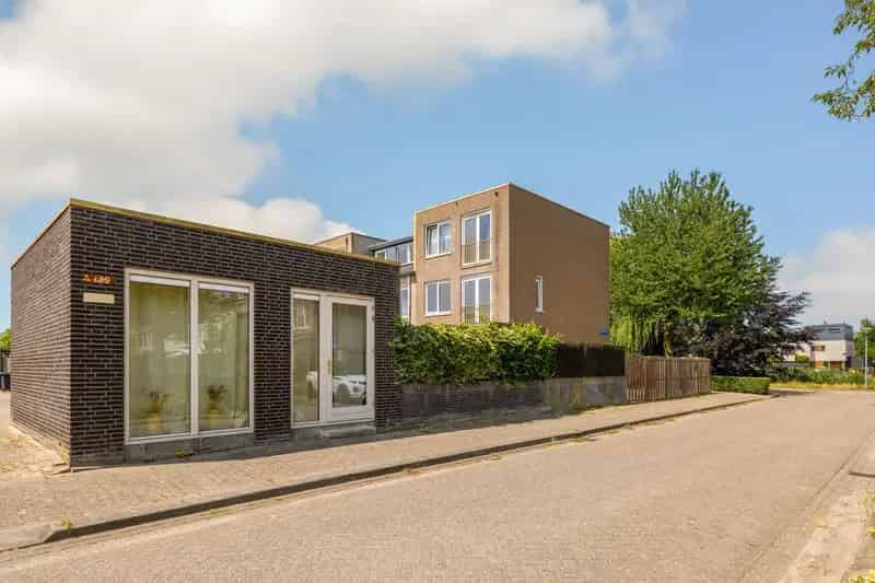 Ruime Hoekwoning met Praktijkruimte Almere