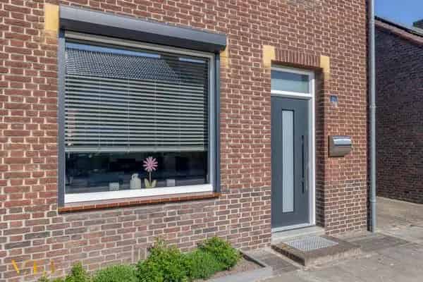 Vrijstaande woning met moderne aanbouw en grote tuin