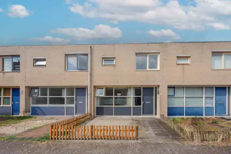 Tussenwoning Almere Bloemenbuurt 3 slaapkamers Nieuwe Keuken Badkamer