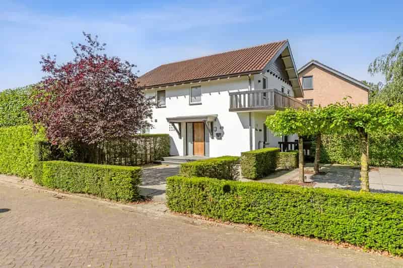 Luxe Villa te Koop in Waalwijk: Ruimte, Comfort en Rust