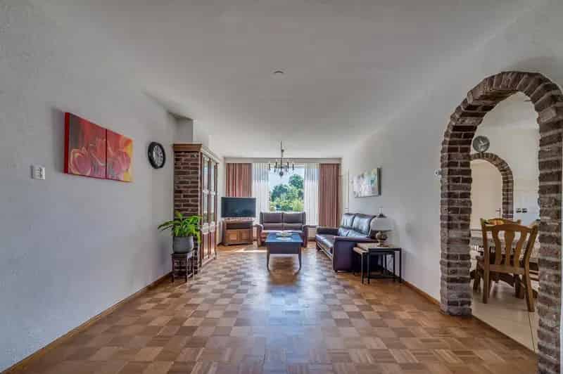Zeer ruime halfvrijstaande woning te Velden