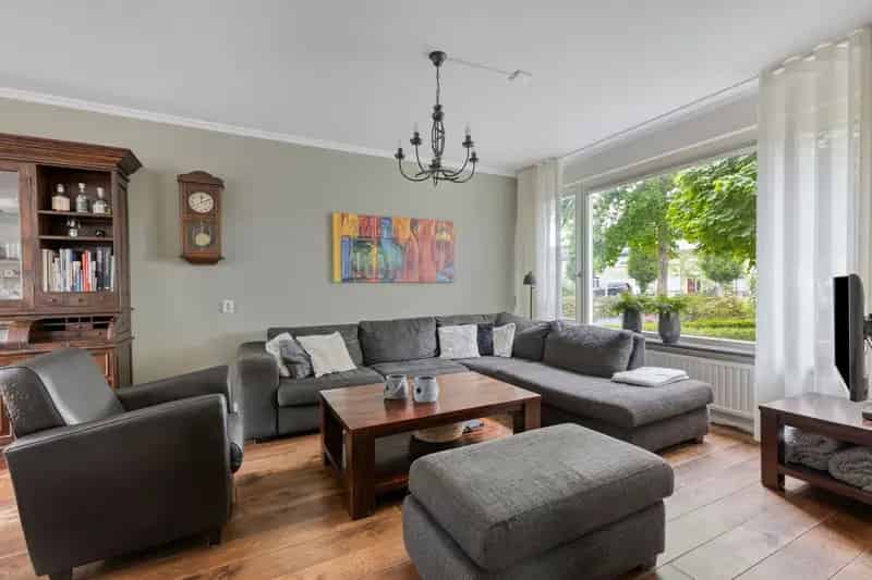 Huis te koop Zevenbergen: Ruime 5 Slaapkamers, Garage en Zonnige Tuin